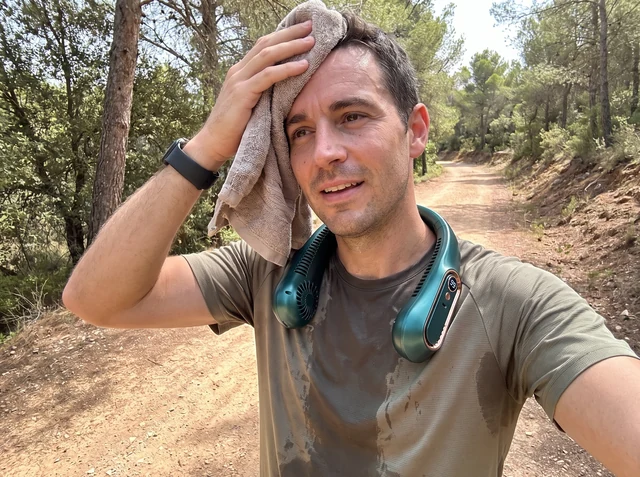 Client sur un sentier de course portant le ventilateur de cou gris